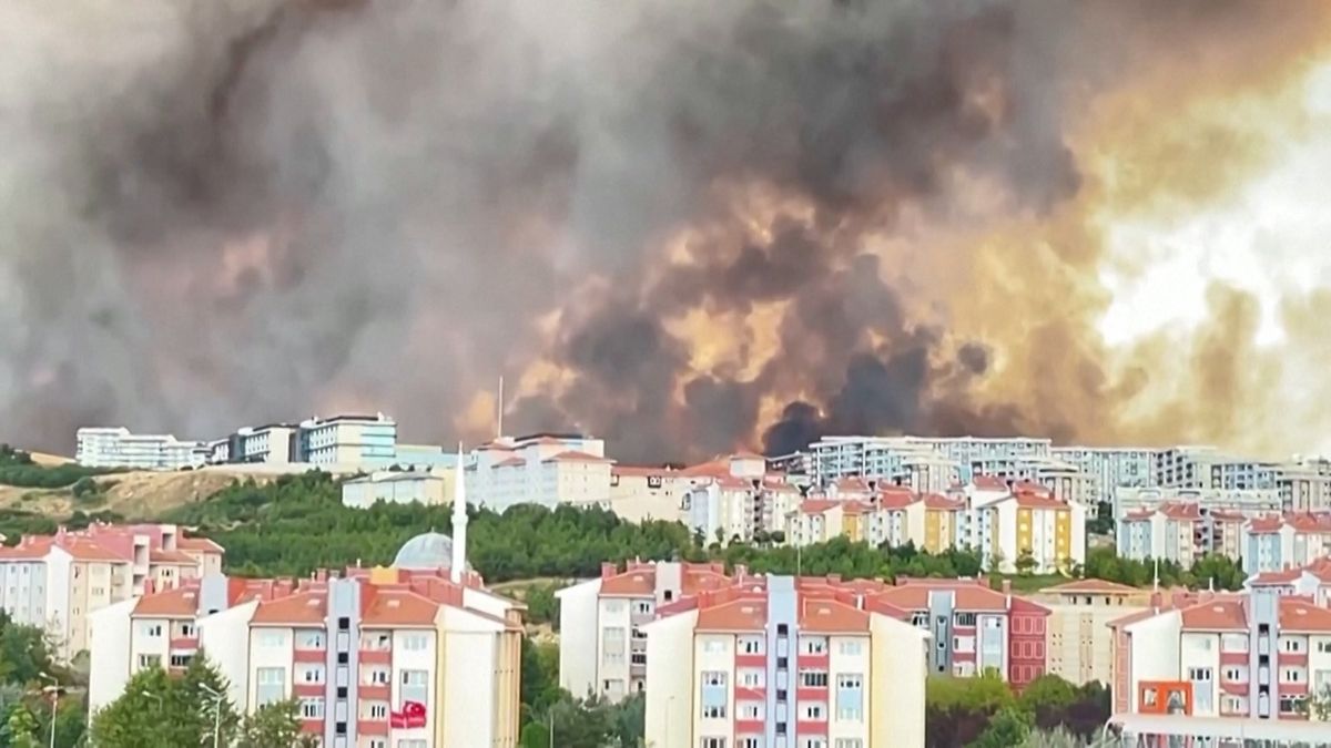 Požár uzavřel námořní dopravu v úžině Dardanely